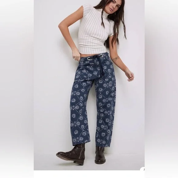 We The Free Moxie Printed Low Slung Barrel Jeans Wallpaper Geo Blue White - Picture 1 of 7